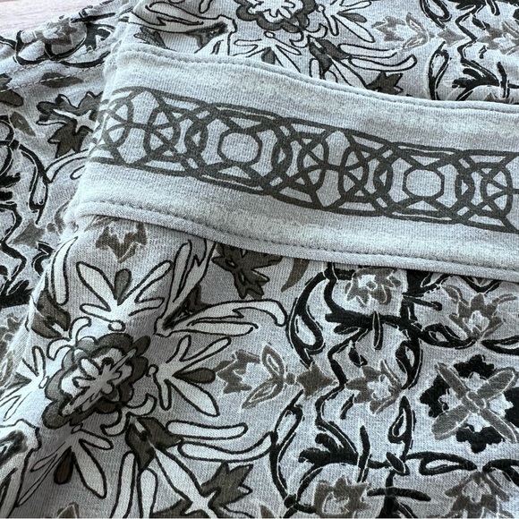 Life is Good Women's Floral V-Neck Top in Gray size 6 - Picture 8 of 12